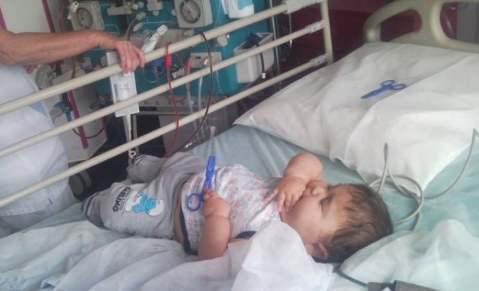 Ο μικρός Πανούλης δίνει μάχη για τη ζωή του σε νοσοκομείο της Γαλλίας