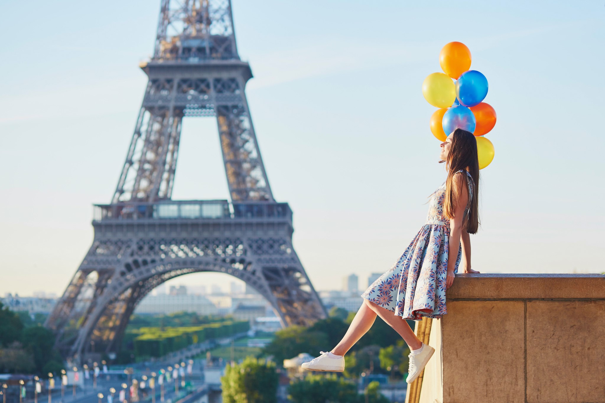 stock photo beautiful young woman with bunch of colorful balloons near the eiffel tower in paris france 669111832