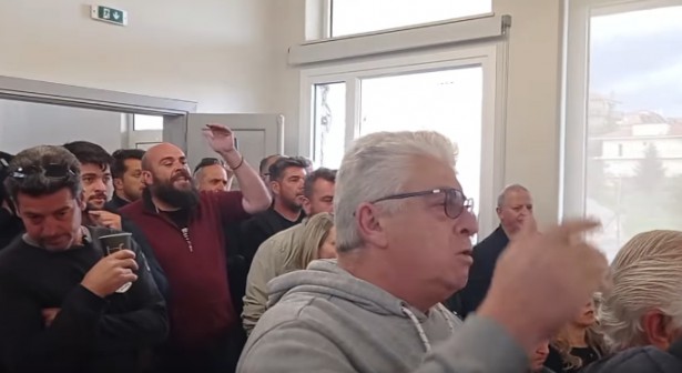 Έξαλλοι οι Γορτύνιοι με Σκαντζό: "Κατέβα κάτω - Σπίτι σου ήρθαμε για να μας διώξεις;" (vd)