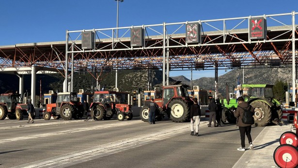 &Sigma;ή&mu;&epsilon;&rho;&alpha; &eta; &Pi;&alpha;&iota;&delta;&iota;&kappa;ή &Sigma;&kappa;&eta;&nu;ή &tau;&omicron;&upsilon; &Gamma;&iota;ά&nu;&nu;&eta; &Chi;&rho;&iota;&sigma;&tau;ό&pi;&omicron;&upsilon;&lambda;&omicron;&upsilon; &phi;έ&rho;&nu;&epsilon;&iota; &sigma;&tau;&eta;&nu; &Tau;&rho;ί&pi;&omicron;&lambda;&eta; &tau;&eta;&nu; &pi;&alpha;&rho;ά&sigma;&tau;&alpha;&sigma;&eta; "&Omicron; &Kappa;&alpha;&rho;&upsilon;&omicron;&theta;&rho;&alpha;ύ&sigma;&tau;&eta;&sigmaf;" (vd)