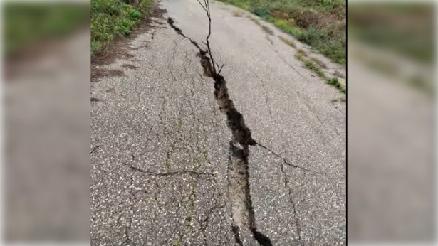 Ά&nu;&omicron;&iota;&xi;&epsilon; &eta; ά&sigma;&phi;&alpha;&lambda;&tau;&omicron;&sigmaf; &sigma;&tau;&omicron; &delta;&rho;ό&mu;&omicron; &pi;&omicron;&upsilon; &epsilon;&nu;ώ&nu;&epsilon;&iota; &Rho;ά&chi;&epsilon;&sigmaf; &kappa;&alpha;&iota; &Chi;ώ&rho;&alpha; &sigma;&tau;&eta; &Gamma;&omicron;&rho;&tau;&upsilon;&nu;ί&alpha; (vd)