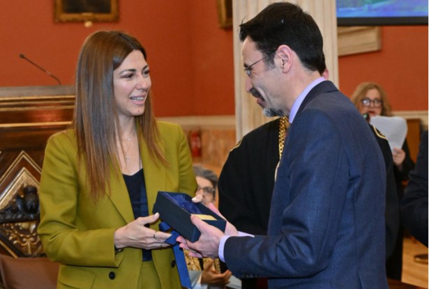 '&Beta;&rho;ά&beta;&epsilon;&upsilon;&sigma;&eta; &tau;&omicron;&upsilon; &Kappa;&alpha;&theta;&eta;&gamma;&eta;&tau;ή &Iota;&alpha;&tau;&rho;&iota;&kappa;ή&sigmaf; &tau;&omicron;&upsilon; &Pi;&alpha;&nu;&epsilon;&pi;&iota;&sigma;&tau;&eta;&mu;ί&omicron;&upsilon; &Alpha;&theta;&eta;&nu;ώ&nu;, &Eta;&lambda;ί&alpha; &Sigma;&iota;έ&mu;&pi;&omicron;&upsilon;