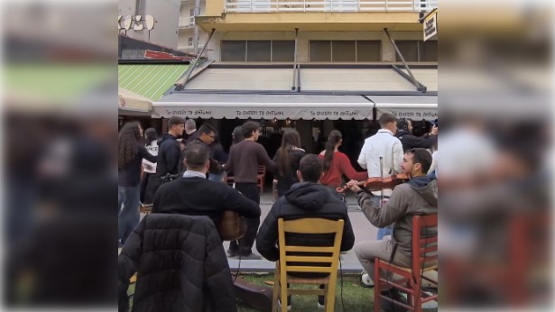 &Gamma;&iota;ώ&rho;&gamma;&omicron;&sigmaf; &Alpha;&nu;&tau;&omega;&nu;ό&pi;&omicron;&upsilon;&lambda;&omicron;&sigmaf; (&pi;&rho;&omicron;&pi;&omicron;&nu;&eta;&tau;ή&sigmaf; &Alpha;&sigma;&tau;έ&rho;&alpha;): "&Epsilon;ί&mu;&alpha;&iota; &alpha;&iota;&sigma;&iota;ό&delta;&omicron;&xi;&omicron;&sigmaf; &kappa;&alpha;&iota; &tau;&omicron; &lambda;έ&omega; &epsilon;&iota;&lambda;&iota;&kappa;&rho;&iota;&nu;ά" (vd)