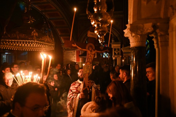 &Eta; &Alpha;&kappa;&omicron;&lambda;&omicron;&upsilon;&theta;ί&alpha; &tau;&omega;&nu; &Alpha;&chi;&rho;ά&nu;&tau;&omega;&nu; &Pi;&alpha;&theta;ώ&nu; &sigma;&tau;&omicron;&nu; &Mu;&eta;&tau;&rho;&omicron;&pi;&omicron;&lambda;&iota;&tau;&iota;&kappa;ό &Iota;&epsilon;&rho;ό &Nu;&alpha;ό &Alpha;&gamma;ί&omicron;&upsilon; &Beta;&alpha;&sigma;&iota;&lambda;&epsilon;ί&omicron;&upsilon; &Tau;&rho;ί&pi;&omicron;&lambda;&eta;&sigmaf; (&epsilon;&iota;&kappa;ό&nu;&epsilon;&sigmaf;)