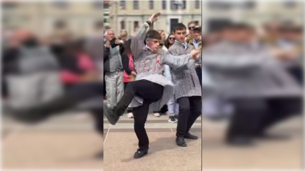 &Nu;&epsilon;&alpha;&rho;ό&sigmaf; &chi;&omicron;&rho;&epsilon;&upsilon;&tau;ή&sigmaf; έ&kappa;&lambda;&epsilon;&psi;&epsilon; &tau;&eta;&nu; &pi;&alpha;&rho;ά&sigma;&tau;&alpha;&sigma;&eta; &mu;&epsilon; &lambda;&epsilon;&beta;&epsilon;&nu;&tau;&iota;ά &sigma;&tau;&omicron; &pi;&alpha;&sigma;&chi;&alpha;&lambda;&iota;&nu;ό &gamma;&lambda;έ&nu;&tau;&iota; &tau;&eta;&sigmaf; &Tau;&rho;ί&pi;&omicron;&lambda;&eta;&sigmaf; (vd)