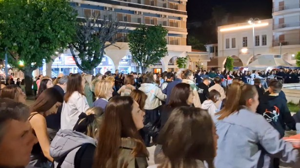 &Epsilon;&kappa;&alpha;&tau;&omicron;&nu;&tau;ά&delta;&epsilon;&sigmaf; &chi;&omicron;&rho;&epsilon;&upsilon;&tau;έ&sigmaf; &gamma;έ&mu;&iota;&sigma;&alpha;&nu; &tau;&eta;&nu; &pi;&lambda;&alpha;&tau;&epsilon;ί&alpha; &Alpha;&gamma;ί&omicron;&upsilon; &Beta;&alpha;&sigma;&iota;&lambda;&epsilon;ί&omicron;&upsilon; &sigma;&tau;&eta;&nu; &Tau;&rho;ί&pi;&omicron;&lambda;&eta;! (vd)