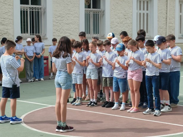 &Tau;&omicron; 9&omicron; &Delta;&eta;&mu;&omicron;&tau;&iota;&kappa;ό &Sigma;&chi;&omicron;&lambda;&epsilon;ί&omicron; &Tau;&rho;ί&pi;&omicron;&lambda;&eta;&sigmaf; &upsilon;&pi;&omicron;&delta;έ&chi;&theta;&eta;&kappa;&epsilon; &tau;&omicron; &Gamma;&alpha;&lambda;&lambda;&iota;&kappa;ό &Sigma;&chi;&omicron;&lambda;&epsilon;ί&omicron; Notre Dame du Sacr&eacute; Coeur! (&epsilon;&iota;&kappa;ό&nu;&epsilon;&sigmaf;)