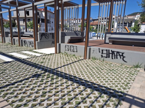 &Beta;&alpha;&nu;&delta;ά&lambda;&iota;&sigma;&alpha;&nu; &tau;&eta;&nu; &pi;&lambda;&alpha;&tau;&epsilon;ί&alpha; &Alpha;&gamma;ί&alpha;&sigmaf; &Beta;&alpha;&rho;&beta;ά&rho;&alpha;&sigmaf; &sigma;&tau;&eta;&nu; &Tau;&rho;ί&pi;&omicron;&lambda;&eta; (&epsilon;&iota;&kappa;ό&nu;&epsilon;&sigmaf;)