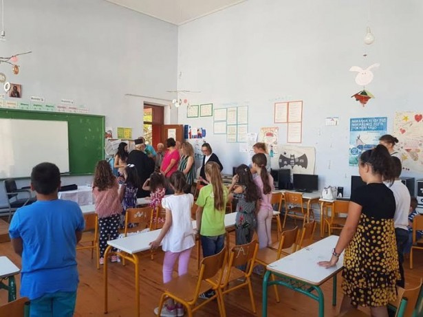 &Tau;&rho;ί&tau;&eta; &chi;&rho;&omicron;&nu;&iota;ά &mu;&epsilon; &kappa;&lambda;&epsilon;&iota;&sigma;&tau;ό &tau;&omicron; &delta;&eta;&mu;&omicron;&tau;&iota;&kappa;ό &sigma;&chi;&omicron;&lambda;&epsilon;ί&omicron; &sigma;&tau;&omicron;&nu; Ά&gamma;&iota;&omicron; &Pi;έ&tau;&rho;&omicron; - &Epsilon;&pi;&tau;ά &pi;&alpha;&iota;&delta;&iota;ά &tau;&alpha;&xi;&iota;&delta;&epsilon;ύ&omicron;&upsilon;&nu; &kappa;&alpha;&theta;&eta;&mu;&epsilon;&rho;&iota;&nu;ά &sigma;&tau;&eta;&nu; &Tau;&epsilon;&gamma;έ&alpha;!