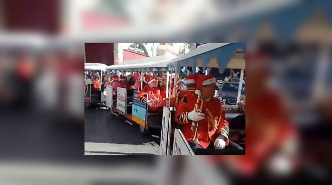 Live video | Η Φιλαρμονική παίζει τα κάλαντα στο Χριστουγεννιάτικο τρενάκι της Τρίπολης!