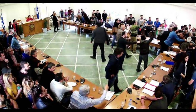 &quot;Πιάστηκαν&quot; στα χέρια στο δημοτικό συμβούλιο Χανίων (vd)
