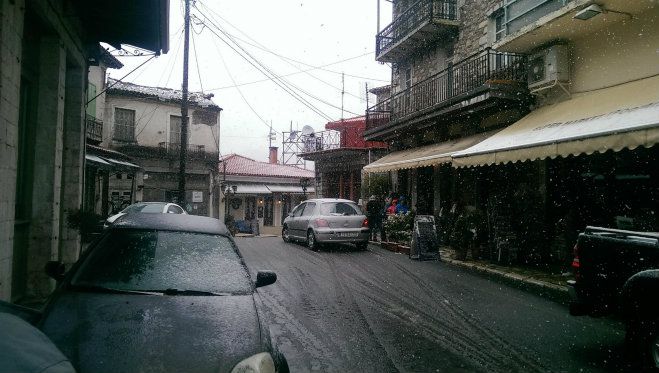 Ξεκίνησε να χιονίζει στη Δημητσάνα!