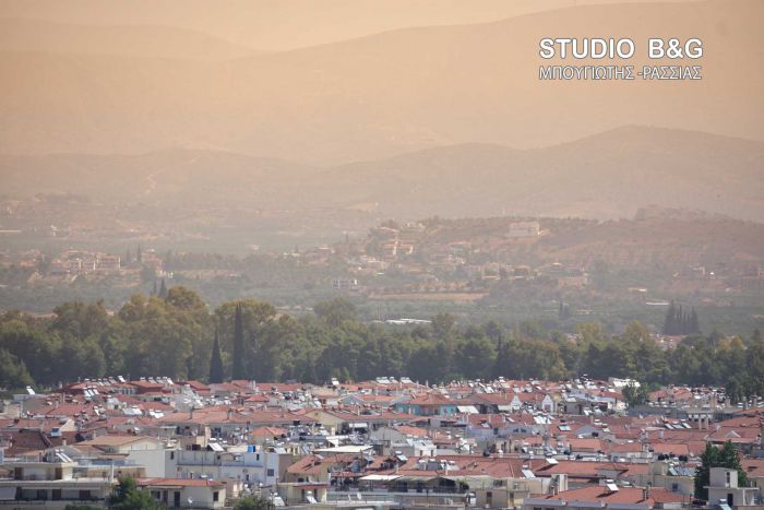 Μπάνιο στη θάλασσα με .. αφρικανική σκόνη στο Ναύπλιο (εικόνες)