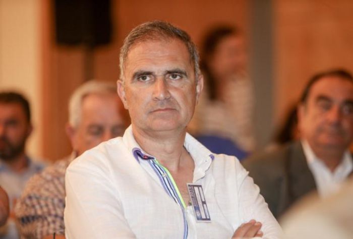 &Mu;&pi;&omicron;&rho;&omicron;&beta;ή&lambda;&omicron;&sigmaf; &sigma;&tau;&omicron; Ionian: "&Epsilon;ί&mu;&alpha;&sigma;&tau;&epsilon; &upsilon;&pi;έ&rho; &tau;&omicron;&upsilon; VAR, &alpha;&lambda;&lambda;ά &chi;&omega;&rho;ί&sigmaf; 8&lambda;&epsilon;&pi;&tau;&epsilon;&sigmaf; &kappa;&alpha;&iota; 10&lambda;&epsilon;&pi;&tau;&epsilon;&sigmaf; &kappa;&alpha;&theta;&upsilon;&sigma;&tau;&epsilon;&rho;ή&sigma;&epsilon;&iota;&sigmaf;"