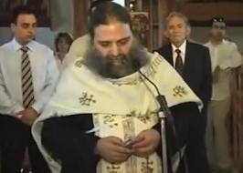 Απιστευτό!!!!Παπάς την ώρα της βάπτισης σηκώνει...