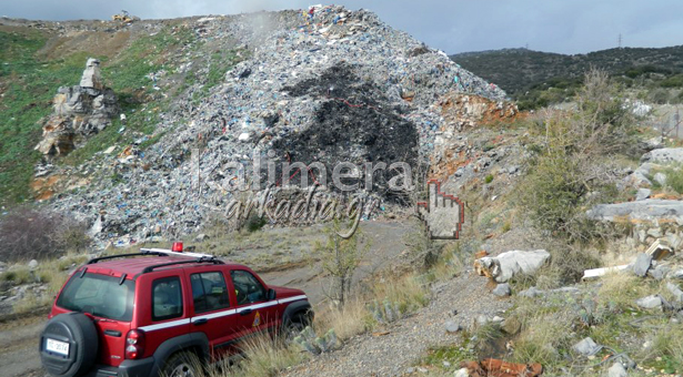 Εργασίες επιχωμάτωσης και σήμερα στην παλιά χωματερή για να σβήσει η φωτιά