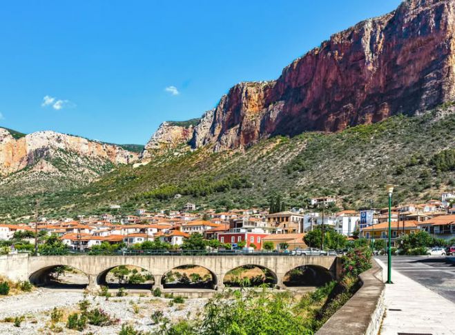 Πεζοδρόμηση στον κεντρικό δρόμο Λεωνιδίου κάθε Σαββατοκύριακο