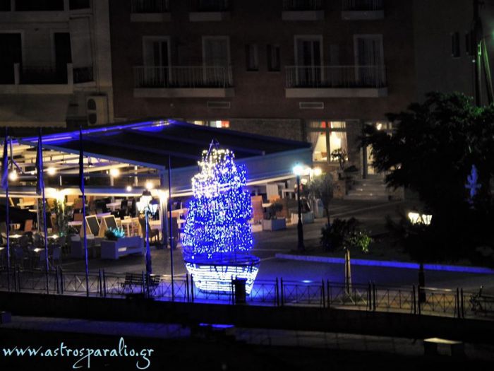 Χριστουγεννιάτικο καραβάκι στολίστηκε στο Παράλιο Άστρος!