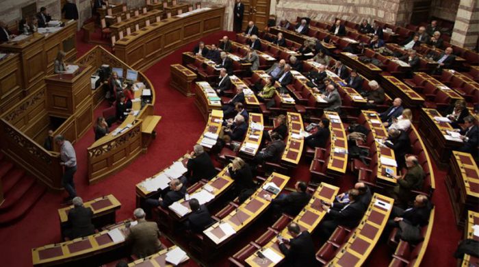 Βουλή: Με 195 «ναι» εγκρίθηκε "13η σύνταξη" και μείωση ΦΠΑ!
