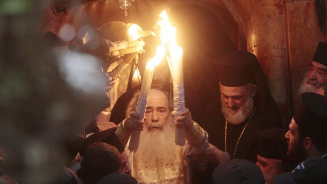 Πάσχα και κορωνοϊός | Πώς θα έρθει το Άγιο Φως στην Ελλάδα μετά το κλείσιμο του Πανάγιου Τάφου