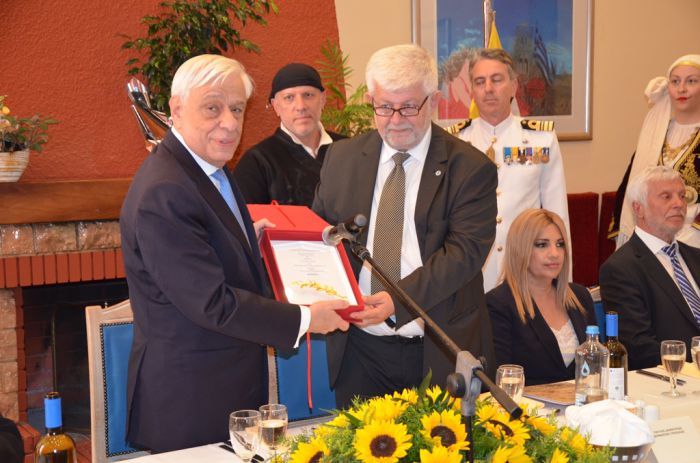 Ά&lambda;&omega;&sigma;&eta; | &Gamma;&epsilon;ύ&mu;&alpha; &pi;&rho;&omicron;&sigmaf; &tau;&iota;&mu;ή&nu; &tau;&omicron;&upsilon; &Pi;&rho;&omicron;έ&delta;&rho;&omicron;&upsilon; &tau;&eta;&sigmaf; &Delta;&eta;&mu;&omicron;&kappa;&rho;&alpha;&tau;ί&alpha;&sigmaf; (vd)