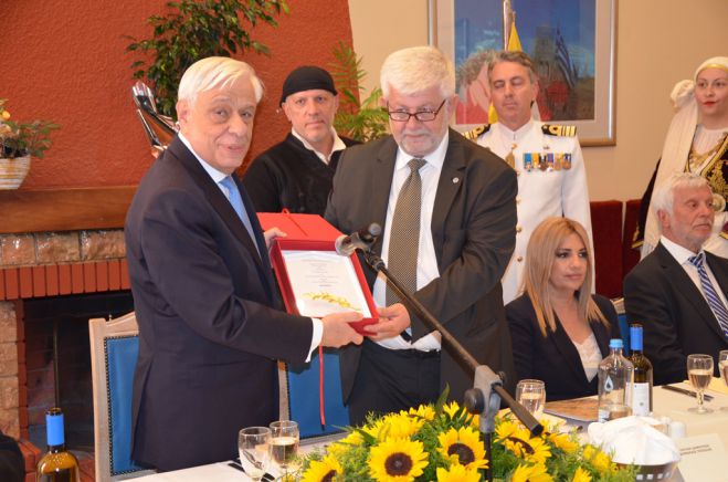 Ά&lambda;&omega;&sigma;&eta; | &Gamma;&epsilon;ύ&mu;&alpha; &pi;&rho;&omicron;&sigmaf; &tau;&iota;&mu;ή&nu; &tau;&omicron;&upsilon; &Pi;&rho;&omicron;έ&delta;&rho;&omicron;&upsilon; &tau;&eta;&sigmaf; &Delta;&eta;&mu;&omicron;&kappa;&rho;&alpha;&tau;ί&alpha;&sigmaf; (vd)
