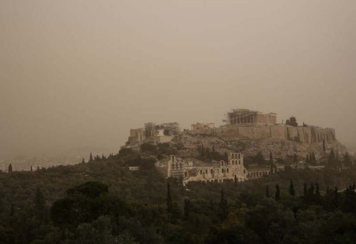 Πνευμονολόγοι για την Αφρικανική σκόνη: &quot;Κλείστε τα παράθυρα και τις πόρτες. Χρησιμοποιείστε μάσκες&quot;