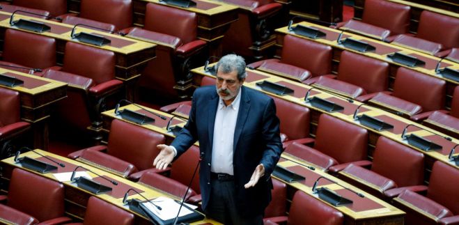 Πολάκης για κορωνοϊό: &quot;Προφανώς και μεταδίδεται με τη Θεία κοινωνία&quot;