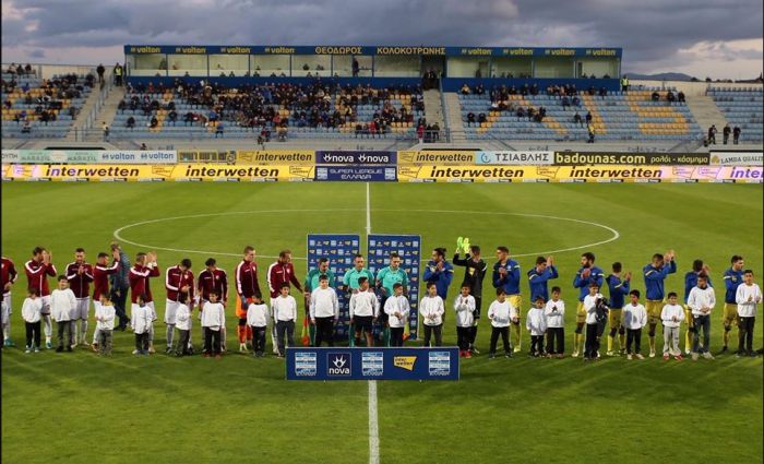 Προσφυγόπουλα συνόδευσαν τους ποδοσφαιριστές του Αστέρα και της ΑΕΛ!