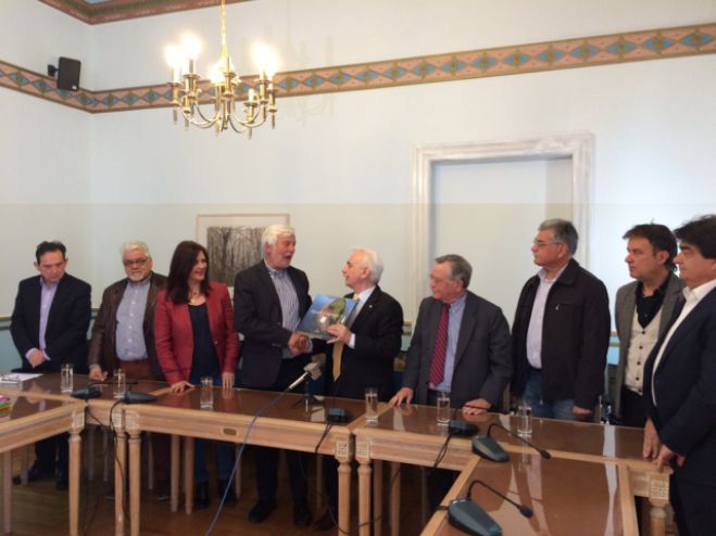Τρίπολη - Ανθρωπιστικό υλικό για πρόσφυγες παρέλαβε ο Πρόεδρος του Ερυθρού Σταυρού!