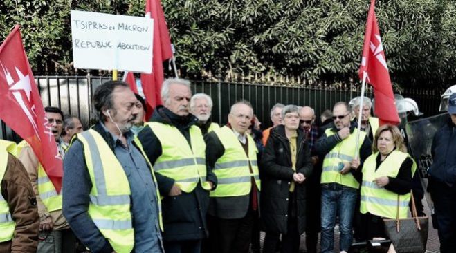 Κίτρινα τα γιλέκα και στην Ελλάδα έξω από τη Γαλλική Πρεσβεία!