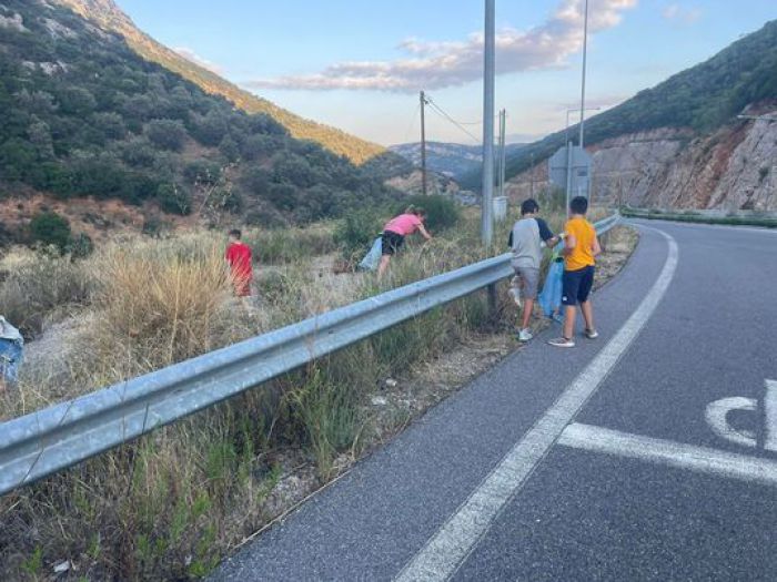 Παιδιά καθάρισαν εθελοντικά το Ελαιοχώρι (εικόνες)