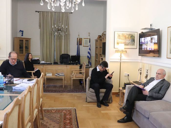 &Kappa;&omicron;&rho;&omega;&nu;&omicron;ϊό&sigmaf; | &Sigma;&upsilon;&nu;&omicron;&lambda;&iota;&kappa;ά 15 &kappa;&rho;&omicron;ύ&sigma;&mu;&alpha;&tau;&alpha; &sigma;&tau;&eta;&nu; &Pi;&epsilon;&rho;&iota;&phi;έ&rho;&epsilon;&iota;&alpha; &Pi;&epsilon;&lambda;&omicron;&pi;&omicron;&nu;&nu;ή&sigma;&omicron;&upsilon; - &Tau;&rho;ί&alpha; &sigma;&tau;&eta;&nu; &Alpha;&rho;&kappa;&alpha;&delta;ί&alpha;