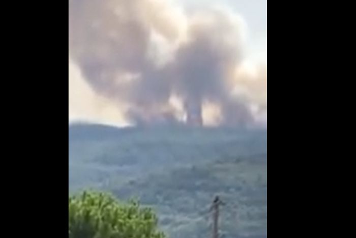 Φλέγεται ξανά η Γορτυνία - Δείτε πως φαίνεται η μεγάλη φωτιά από το Βούτσι (vd)