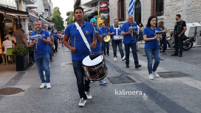 &Tau;&rho;ί&pi;&omicron;&lambda;&eta; | "&Mu;&omicron;&upsilon;&sigma;&iota;&kappa;ό&sigmaf; &pi;&epsilon;&rho;ί&pi;&alpha;&tau;&omicron;&sigmaf;" &sigma;&tau;&eta;&nu; &pi;ό&lambda;&eta; &alpha;&pi;ό &tau;&eta; &Phi;&iota;&lambda;&alpha;&rho;&mu;&omicron;&nu;&iota;&kappa;ή!