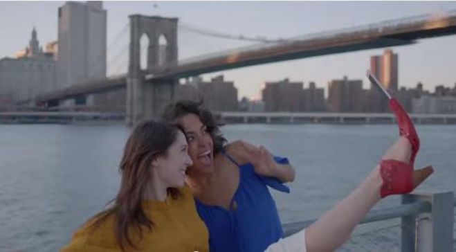 Ή&rho;&theta;&epsilon; &tau;&omicron; selfie&hellip; &pi;&alpha;&pi;&omicron;ύ&tau;&sigma;&iota; (vd)!