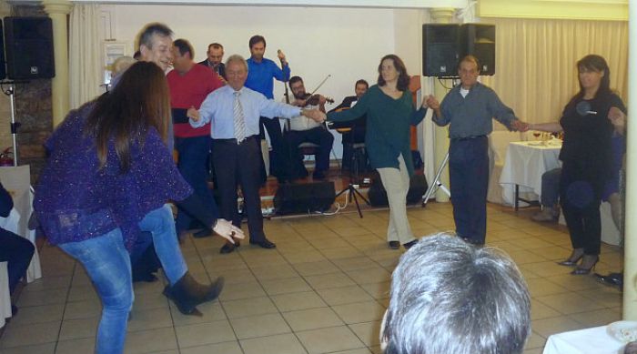 &Omicron; &chi;&omicron;&rho;ό&sigmaf; &tau;&omicron;&upsilon; &Sigma;&upsilon;&lambda;&lambda;ό&gamma;&omicron;&upsilon; &Alpha;&rho;&kappa;ά&delta;&omega;&nu; &Eta;&lambda;&iota;&omicron;ύ&pi;&omicron;&lambda;&eta;&sigmaf; (&epsilon;&iota;&kappa;ό&nu;&epsilon;&sigmaf;)