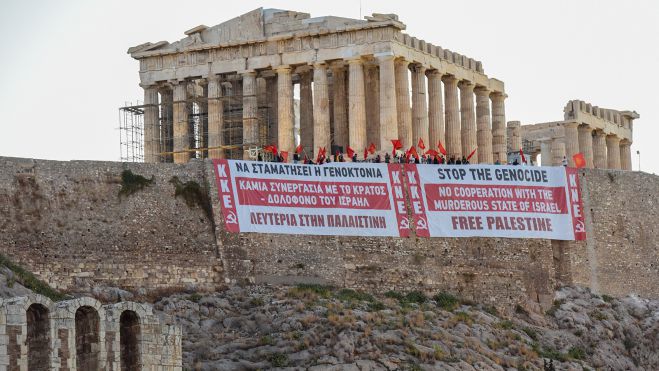 Γιγάντια πανό από το ΚΚΕ στην Ακρόπολη | &quot;Να σταματήσει η γενοκτονία του Παλαιστινιακού λαού&quot;