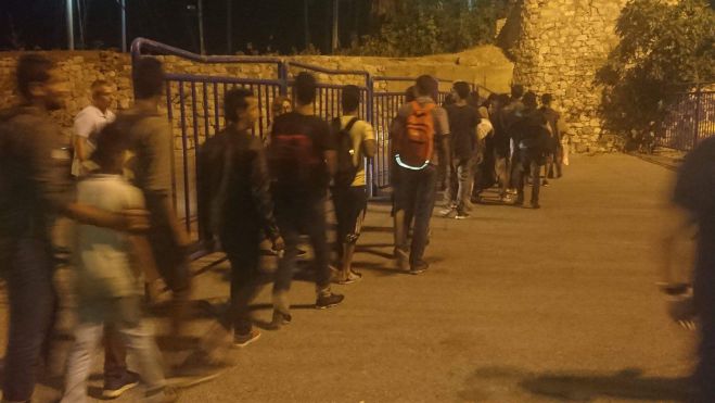 Έ&phi;&theta;&alpha;&sigma;&alpha;&nu; &sigma;&tau;&eta;&nu; &Kappa;&alpha;&lambda;&alpha;&mu;ά&tau;&alpha; &omicron;&iota; 104 &mu;&epsilon;&tau;&alpha;&nu;ά&sigma;&tau;&epsilon;&sigmaf; (&epsilon;&iota;&kappa;ό&nu;&epsilon;&sigmaf;)