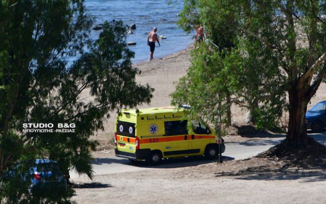 Ναυαγοσώστες έσωσαν κοπέλα στην Καραθώνα (εικόνες)