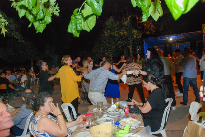 &Tau;&omicron; &Pi;&alpha;&nu;&eta;&gamma;ύ&rho;&iota; &tau;&eta;&sigmaf; &Alpha;&gamma;ί&alpha;&sigmaf; &Tau;&rho;&iota;ά&delta;&alpha;&sigmaf; &sigma;&tau;&eta; &Nu;&upsilon;&mu;&phi;&alpha;&sigma;ί&alpha; (&phi;&omega;&tau;&omicron;&gamma;&rho;&alpha;&phi;ί&epsilon;&sigmaf;, &beta;ί&nu;&tau;&epsilon;&omicron;)