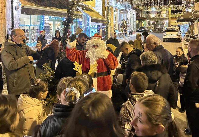 &Eta; &Delta;&eta;&mu;&eta;&tau;&sigma;ά&nu;&alpha; έ&lambda;&alpha;&mu;&psi;&epsilon; &sigma;&tau;&omicron; &phi;&omega;&sigmaf; &tau;&omega;&nu; &Chi;&rho;&iota;&sigma;&tau;&omicron;&upsilon;&gamma;έ&nu;&nu;&omega;&nu;! (&epsilon;&iota;&kappa;ό&nu;&epsilon;&sigmaf;)