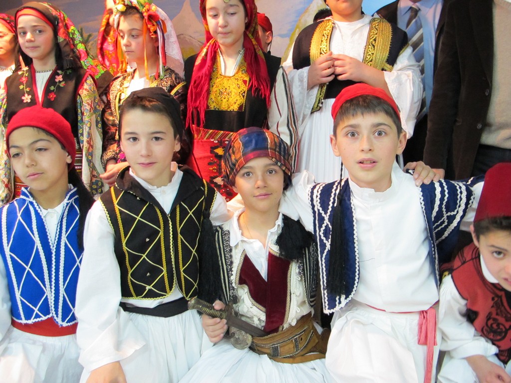 &Tau;&alpha; &Delta;&eta;&mu;&omicron;&tau;&iota;&kappa;ά &Sigma;&chi;&omicron;&lambda;&epsilon;ί&alpha; &tau;&eta;&sigmaf; &Tau;&rho;ί&pi;&omicron;&lambda;&eta;&sigmaf; &tau;ί&mu;&eta;&sigma;&alpha;&nu; &tau;&eta;&nu; 25&eta; &Mu;&alpha;&rho;&tau;ί&omicron;&upsilon; 1821 (&epsilon;&iota;&kappa;ό&nu;&epsilon;&sigmaf; &kappa;&alpha;&iota; &beta;ί&nu;&tau;&epsilon;&omicron;)