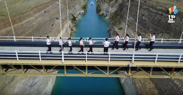 Η Φιλαρμονική του Δήμου Περιστερίου έπαιξε πάνω στη γέφυρα του Ισθμού! (vd)