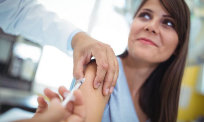 &Epsilon;&mu;&beta;ό&lambda;&iota;&omicron; AstraZeneca | &Mu;&epsilon; SMS &sigma;&tau;&omicron; &kappa;&iota;&nu;&eta;&tau;ό &tau;&omicron;&upsilon; &mu;&pi;&omicron;&rho;&epsilon;ί &kappa;ά&pi;&omicron;&iota;&omicron;&sigmaf; &nu;&alpha; &alpha;&lambda;&lambda;ά&xi;&epsilon;&iota; &tau;&eta; &delta;&epsilon;ύ&tau;&epsilon;&rho;&eta; &delta;ό&sigma;&eta;