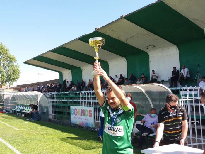 &Sigma;ή&kappa;&omega;&sigma;&epsilon; &tau;&eta;&nu; ... &kappa;&omicron;ύ&pi;&alpha; &omicron; &Pi;&alpha;&nu;&alpha;&rho;&kappa;&alpha;&delta;&iota;&kappa;ό&sigmaf;!