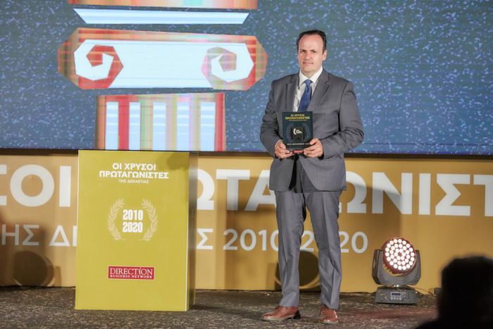 &Eta; &Lambda;&omicron;&upsilon;&xi; &beta;&rho;&alpha;&beta;&epsilon;ύ&tau;&eta;&kappa;&epsilon; &sigma;&tau;&omicron;&upsilon;&sigmaf; &laquo;&Pi;&rho;&omega;&tau;&alpha;&gamma;&omega;&nu;&iota;&sigma;&tau;έ&sigmaf; &tau;&eta;&sigmaf; &Epsilon;&lambda;&lambda;&eta;&nu;&iota;&kappa;ή&sigmaf; &Omicron;&iota;&kappa;&omicron;&nu;&omicron;&mu;ί&alpha;&sigmaf;&raquo;