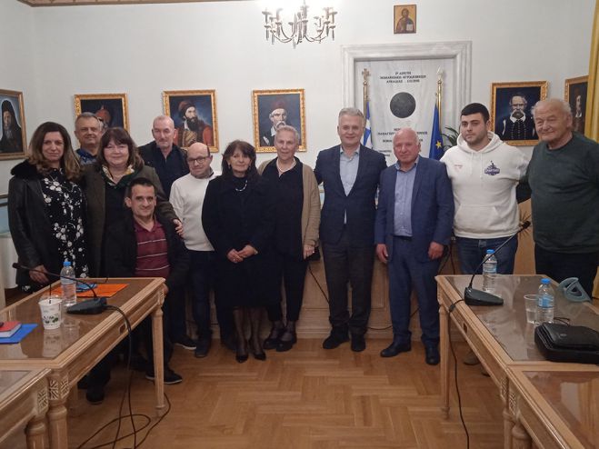 &Sigma;&tau;&eta;&nu; &kappa;&omicron;&rho;&upsilon;&phi;ή &tau;&eta;&sigmaf; &alpha;&tau;&zeta;έ&nu;&tau;&alpha;&sigmaf; &eta; &kappa;&omicron;&iota;&nu;&omega;&nu;&iota;&kappa;ή &pi;&omicron;&lambda;&iota;&tau;&iota;&kappa;ή &gamma;&iota;&alpha; &tau;&eta;&nu; &Pi;&epsilon;&rho;&iota;&phi;έ&rho;&epsilon;&iota;&alpha; &Pi;&epsilon;&lambda;&omicron;&pi;&omicron;&nu;&nu;ή&sigma;&omicron;&upsilon;