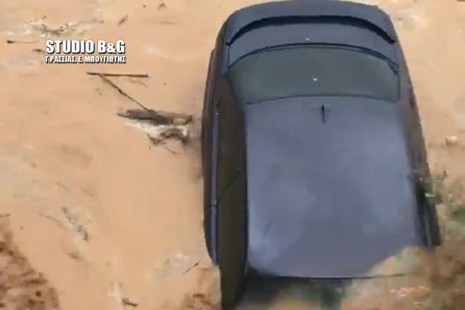 Αυτοκίνητο παρασύρεται από το ποτάμι στο Άργος (vd)