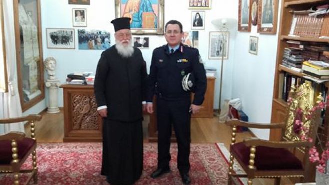 &Mu;&epsilon; &tau;&omicron;&nu; &Mu;&eta;&tau;&rho;&omicron;&pi;&omicron;&lambda;ί&tau;&eta; &Alpha;&lambda;έ&xi;&alpha;&nu;&delta;&rho;&omicron; &sigma;&upsilon;&nu;&alpha;&nu;&tau;ή&theta;&eta;&kappa;&epsilon; &omicron; &nu;έ&omicron;&sigmaf; &alpha;&sigma;&tau;&upsilon;&nu;&omicron;&mu;&iota;&kappa;ό&sigmaf; &delta;&iota;&epsilon;&upsilon;&theta;&upsilon;&nu;&tau;ή&sigmaf; &Pi;&epsilon;&lambda;&omicron;&pi;&omicron;&nu;&nu;ή&sigma;&omicron;&upsilon;